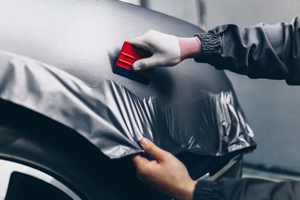Car,Wrapping,Specialist,Putting,Vinyl,Foil,Or,Film,On,Car.